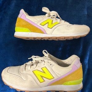 Womens size 7 new balance sneakers